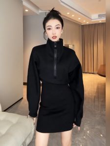 ชุดเดรสสั้นทรงเข้ารูปสีดำสุดเก๋สำหรับผู้หญิงในฤดูใบไม้ร่วงและฤดูหนาว เดรสสั้นทรงเข้ารูปสไตล์เกาหลีพร้อมฮู้ดและกระเป๋าสะพายข้าง