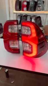 พร้อมส่ง ไฟท้าย LED รุ่น โตโยต้า ไฮลักซ์ รีโว่ ร็อคโค่ TOYOTA HILUX REVO ROCCO ปี 2015 - 2024 สีแดง 1 คู่ รวมชุดสายไฟ