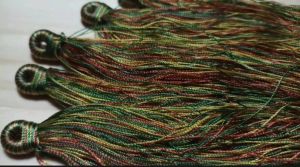 พู่ทำจากเส้นด้ายหลายสี ขนาดความยาวทั้งหมด 14-15 cm.ขั้วของพู่ เป็นแบบพันด้วยเส้นด้าย ดูสวยงาม ปราณีตแบบที่ 1 - 4 เส้นด้ายเป็นแบบมันเงา มีความพริ้วน้อย ไม่ทิ้งตัวแบบที่ 5 - 12 เส้นด้ายเป็นแบบด้าน ไม่มันเงา ไม่พริ้ว ไม่ทิ้งตัว (อารมณ์ด้ายดิบ)ขายชิ้นละ 25 บา