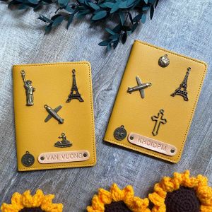 Cover passport vàng nghệ retro khắc tên chủ nhân dán charm theo cá tính. Bao đựng đa năng nhiều ngăn phụ thiết kế đẹp