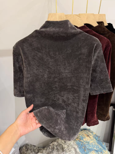 เสื้อยืดผ้ากำมะหยี่แขนสั้นคอตั้งครึ่งตัวสำหรับผู้หญิง ฤดูใบไม้ผลิ 2025 แฟชั่นใหม่ เสื้อชั้นในสไตล์ย้อนยุค เสื้อผ้าทำงาน