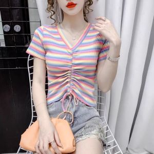 เสื้อยืดแขนสั้นคอวีลายริบบิ้นสีรุ้งสำหรับผู้หญิงในช่วงฤดูร้อน เสื้อผ้าทำงานลำลองแบบเข้ารูป แฟชั่นลำลอง สายรัดรูปห่วง