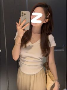 เสื้อยืดคอวีแขนสั้นทรงเข้ารูปสำหรับผู้หญิงในช่วงฤดูร้อน เสื้อผ้าทำงานสไตล์ฝรั่งเศส ทรงเข้ารูป เสื้อผ้าทำงานสีพื้น