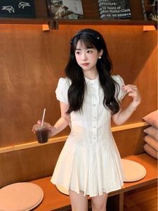 ชุดเดรสสั้นสีขาวสไตล์ฝรั่งเศส ทรงเข้ารูป แขนสั้น คอโปโล ฤดูร้อน 2024 ใหม่ สำหรับผู้หญิง ชุดเดรสสั้นเข้ารูป เดรสยาวคลุมท้อง