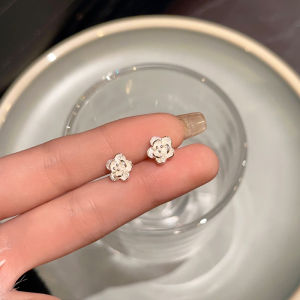 ต่างหูเงินแท้ดอกไม้ขนาดเล็กหรูหรา ดีไซน์ใหม่ปี 2024 ต่างหูแบบจี้หูสำหรับผู้หญิง เครื่องประดับแฟชั่น