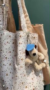 กระเป๋าโทนสีขาวครีม ลายดอกไม้