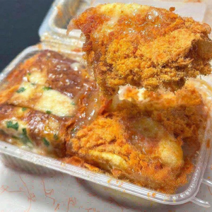 Bánh Mì Cuộn Hành Lá với Bột Thịt và Phô Mai