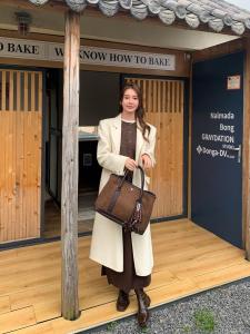 รองเท้าบูทหนังแท้สีแดงดำสีน้ำตาลสำหรับผู้หญิง รองเท้าบูทแฟชั่นแบบสวมหัวโค้ง ส้นสูงปานกลาง ทรงหัวเหลี่ยม รองเท้าบูทหนังแท้