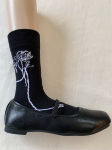 ถุงเท้าผู้หญิงสีดำลายดอกไม้สไตล์อิทธิพล ถุงเท้าสั้นกลางน่องหรูหรา ถุงเท้าผ้าฝ้ายผสมสำหรับฤดูใบไม้ร่วง 2025