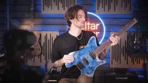 Eart Guitars GW2: A Right Handed Headless Electric Guitar