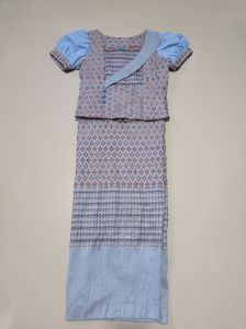 ชุดเซ็ทพร้อมผ้าถุง สำหรับเด็ก 5-8 ขวบ อก28 ยาว14 เป็นงานผ้าทอลายมอญ สีสวย ตัดเป็นชุดเข้าเซตพร้อมผ้าถุง ผ้าถุงยาว 29 ผ้าถุงตัดเป็นผูกเชือก ดีไซน์เสื้อเป็น ซิปหลัง แบบน่ารักมาก ใส่แล้วน่ารักมากค่ะ