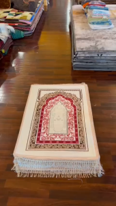 Sajadah Turkey Rumbai Emas Lembut dan Empuk Ukuran 110 x 70 Ukuran Jumbo Bahan Teballembut dan Empuk Memiliki Anti Slip Bagian Belakang motif bunga