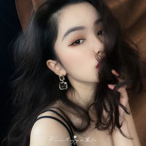 Retro High Grade Sense Fashionable Shining Transparent Ear Clip Gem