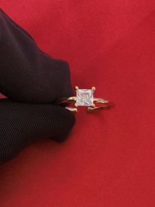 Diamcity 1 Karat: Cincin Emas Moissanite untuk Wanita