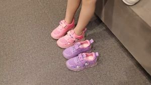 Sepatu Sneakers Hello Kitty Lampu LED Anak usia 1 2 3 4 5 6 tahun / Sepatu Kets Tali Perekat Anak Cewek Motif Hello Kitty / Sepatu MENYALA Anak Balita Perempuan Fashion Sporty / Sepatu Baby Casual Wanita Motif Kartun Lucu / / Sepatu Running Anak LED