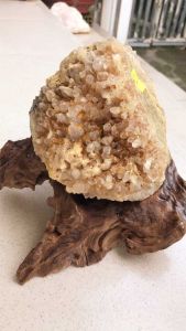 Đá thạch Anh núi vàng Citrine kèm đế gỗ 268AAA1