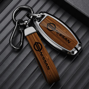 กรอบเคสกุญแจรถยนต์โลหะสังกะสีผสมสำหรับ Nissan Xtrail Almera Serena March Micra Livina Juke โน้ตลูกเต๋าใบ Kicks Terra Tiida พวงกุญแจแฟชั่นปลอกป้องกันลายไม้มันวาว