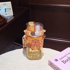 ขวดน้ำ กระติกน้ำ 520ml. (มีสินค้าในประเทศไทย) กระติกน้ำสำหรับเด็ก กระติกน้ำลายตุ๊กตา กระติกน้ำสีสันสดใส แก้วหัดดื่ม ขวดน้ำ ขวดเก็บน้ำ กระติดน้ำพกพาสะดวก ของใช้ภายในบ้าน ขวดน้ำดื่ม น้ำดื่ม สินค้าแฟชั่นสำหรับเด็ก  อุปกรณ์เครื่องครัวของใช้ภายในบ้าน