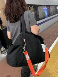 กระเป๋าใส่เสื้อผ้าสำหรับเดินทางแบบพับได้ขนาดใหญ่พร้อมสายสะพายไหล่แบบสะพายข้างแบบกันน้ำสำหรับการเดินทางแบบพกพา