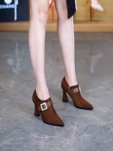 รองเท้าส้นสูงหัวแหลมแบบหัวเข็มขัดโลหะสุดเก๋ไก๋สำหรับใส่ไปทำงาน รองเท้าส้นหนาแบบสวมหัวลึก รองเท้าแฟชั่นฤดูใบไม้ผลิ 2025 รุ่นใหม่