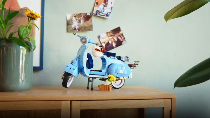 LEGO Icons 10298 Vespa 125 Building Kit (1,106 Pieces) Mainan Balok (18 Tahun+)