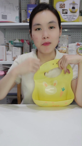 Yếm ăn dặm silicon có máng chất liệu silicon mềm an toàn cho bé