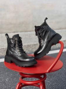 Reddragonfly | Thick Sole Leather Martin Boots with Fleece
