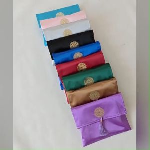 ผ้าปูละหมาดพร้อมกระเป๋าแบบพกพา แบบบาง ใช้วัสดุอย่างดี ในsetแถมฟรีลูกปะคำ 1 เส้น