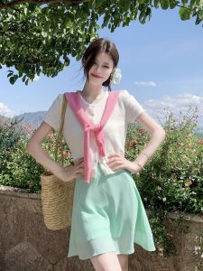 VKSOD | เสื้อยืดแขนสั้นสีขาว ชุดสามชิ้น ผ้าคลุมไหล่สีชมพู กระโปรงสั้น ทรงหวาน สำหรับผู้หญิงในฤดูร้อน คอลเลกชันใหม่ 2025