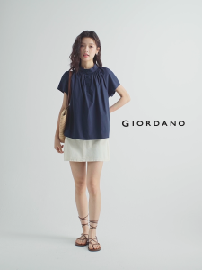 GIORDANO ผู้หญิง เสื้อเบลาส์ ผ้าฝ้าย 100% ผ้าป๊อปลิน จีบเสื้อเบลาส์ คอจีน แขนสั้น ทรงเรกแลน แฟชั่นลำลอง เสื้อเบลาส์ 13345303