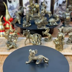 Tượng Nhỏ Phong Thủy Bằng Đồng Kiểu Dáng Hình Kỳ Lân Cái (Kích Thước: 4.9cm x 3.3cm)