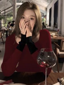 เสื้อถักคอต่ำสีแดง ทรงเข้ารูป แขนยาว คอกลม สำหรับผู้หญิง เสื้อชั้นในฤดูใบไม้ร่วง คอกลม แขนยาว เสื้อชั้นในสุดหรูหรา