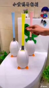 Cọ vệ sinh tolet con vịt cute phô mai que