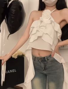 60136 เสื้อเกาะอกมีสายผูกคอ และเข็มกลัดรูปดอกกุหลาบ ก็เพราะเธอปลูกดอกไม้ในหัวใจ สม๊อคหลังเป็นยางยืด (สินค้าพร้อมส่ง)