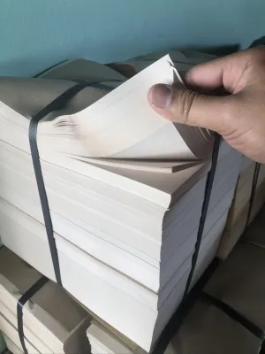 กระดาษห่อฝรั่ง หนากำลังดี รุ่นใช้ห่อเเผ่นเดียว ขนาด 8x12 นิ้ว จำนวน 5 กก.มีประมาณ 1600 เเผ่น เป็นกระดาษบรู๊ฟ เหนียว กันเเดด กันฝน ได้ดี