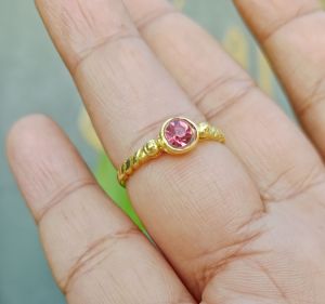 แหวนทองเหลืองหัวพลอยกลมเล็กสีชมพูตัวแหวนทำจากทองเหลืองแท้ไม่ชุบสีสามารถใส่ได้เป็นประจำไม่ลอกออกสี