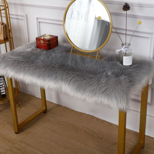 เสื่อโต๊ะแต่งหน้ายาวสไตล์มินิมอลที่ทันสมัยด้วยขนแกะปลอมสําหรับศิลปะเล็บผ้าคลุมโต๊ะเสื่อโต๊ะเก้าอี้