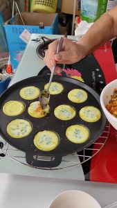 Chảo bánh khọt làm bánh bò chống dính tiện lợi có nắp làm bằng gang giúp bạn dễ dàng đổ bột và lấy bánh ra khỏi khuôn.