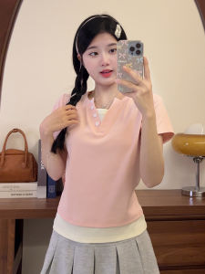 เสื้อยืดแขนสั้นสองชิ้นปลอมสำหรับผู้หญิงในช่วงฤดูร้อน ทรงเข้ารูป สไตล์หวาน ผ้าฝ้ายผสม คอวี ความยาวสั้น เสื้อตัวบน