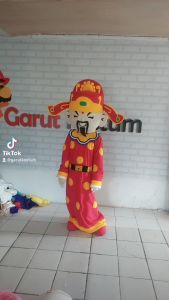 Kostum maskot badut fu lu shou lucu merah setelan karnaval