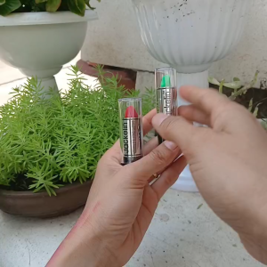 MUA 1 TẶNG 1 SON GIÓ DƯỠNG MÔI LÊN MÀU ĐỎ NHẠT THÁI LAN JACKELIN 5GR