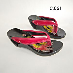 Sandal Kelom Geulis Motif Lukisan Gambar Angsa Tali Jepit Merah