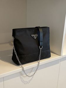 กระเป๋าสะพายไหล่สายโซ่ขนาดใหญ่สำหรับผู้หญิง 2024 กระเป๋าถือทรง Tote กระเป๋าสะพายประจำวันแบบลำลอง กระเป๋าถือแบบหนังสัมผัสเนื้อ