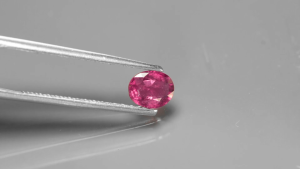 0.60 ct พลอยแท้ พลอยแดง เผาเก่า (Heated Ruby) สีแดงอมชมพู ทรงไข่ โมซัมบิก