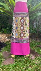 ผ้าฝ้ายแท้ทอมือไทลื้อ ผ้าฝ้ายทอมือทอจกสลับสีลายโบราณ เป็นผ้าผืนยังไม่ได้ตัดเย็บเนื้อผ้านุ่มสวมใส่สบาย หน้ากว้าง 90 เซนติเมตร ความยาว 240 เซนติเมตร