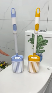 แปรงขัดชักโครก ที่ขัดส้วม หัวแปรงทรงหางปลา มีฐานแบบดูด มาพร้อมกับรูระบายน้ํา ติดผนัง สามารถฉีดน้ำยาทำความสะอาดได้