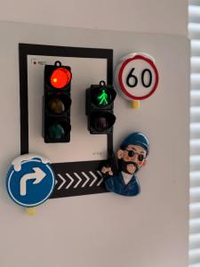 ติดตั้งไฟสัญญาณจราจรแบบแม่เหล็กที่ดูดซับติดตั้งบนตู้เย็นแบบสร้างสรรค์ ไฟส่องสว่างสีแดงและเขียว ไฟส่องสว่างสัญญาณจราจรแบบติดตั้งบนตู้เย็น