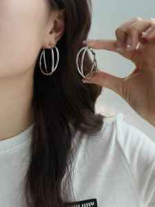 Intersecting Dual Circle Earrings: A Versatile Choice for Women