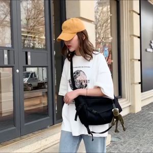 Tas Selempang Kanvas Harajuku Pria Wanita Ukuran Besar + Gantungan Katak / Tas Kanvas Korean Style Putih Hitam / Tas Jepang Harajuku Kanvas Tas Retro Korea Mahasiswa Kapasitas Besar Messenger Bag Canvas / Tas Wanita Kekinian Versi Korea Cewek Cowok