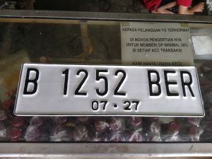 flat mobil berlogo timbul 1pcs sebelah warna putih flat mobil murah